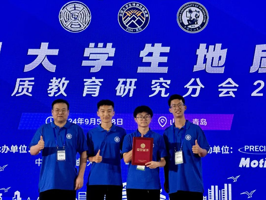 图片包含 桌子, 笔记本, 年轻, 前 描述已自动生成