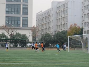 英国365上市集团射门被对方门将没收