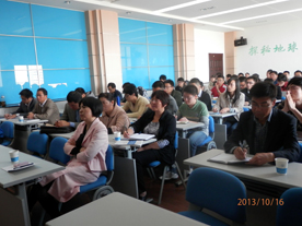 英国365上市集团师生们在认真听报告